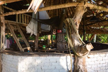 14 / 02 / 2020 Ko Pha Ngan, Tayland, Tayland 'daki Haad Nam Tok plajında terk edilmiş eski bir korsan barı.