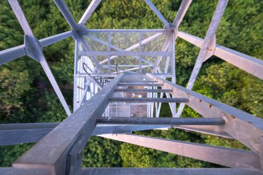 Tayland 'da Ko Pha Ngan adasında deniz feneri olan demir bir kuleye tırmanmak.