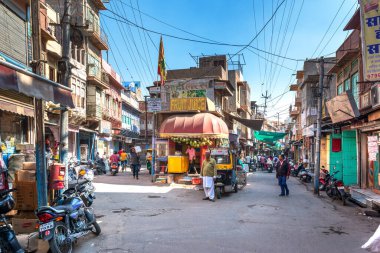 07 / 02 / 2020 India, Jodhpur, Rajasthan 'ın mavi şehrindeki sokak pazarının inanılmaz dar ve renkli caddeleri. Renkli Hindistan 'ın manzaralı sokak hayatı