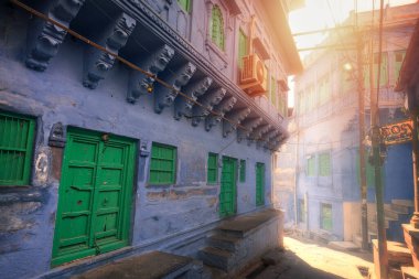 07 / 02 / 2020 Hindistan, Jodhpur, Rajasthan 'daki mavi şehrin inanılmaz dar ve renkli sokakları. Renkli Hindistan 'ın manzaralı sokak hayatı
