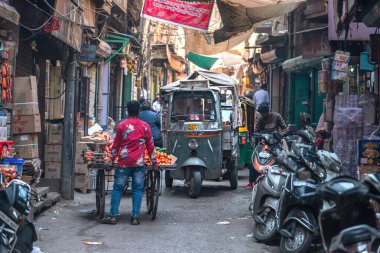 02 / 07 / 2020 India, Jodhpur, taksi rickshaw Rajasthan 'daki mavi şehrin dar sokaklarında. Rickshaw Hindistan 'daki en popüler taksilerden biridir. Manzaralı sokak hayatı. Renkli Hindistan