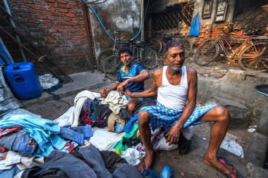 08 / 01 / 2020 Hindistan, Mumbai, Dhobi Ghat 'ta erkekler kıyafetlerini sıralıyor. Mahalaxmi Dhobi Ghat olarak da bilinir. Mumbai' deki en büyük açık hava çamaşırhanesi..