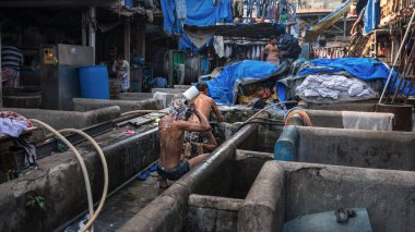 08 / 01 / 2020 Hindistan, Mumbai, Adam Dhobi Ghat 'te duş alıyor. Mahalaxmi Dhobi Ghat olarak da bilinir. Mumbai' deki en büyük açık hava çamaşırhanesidir..