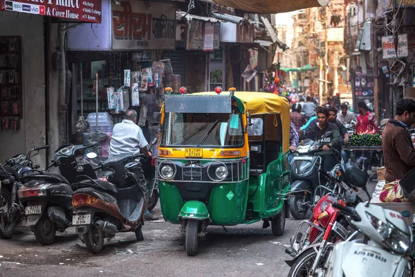 02 / 07 / 2020 India, Jodhpur, taksi rickshaw Rajasthan 'daki mavi şehrin dar sokaklarında. Rickshaw Hindistan 'daki en popüler taksilerden biridir. Manzaralı sokak hayatı. Renkli Hindistan