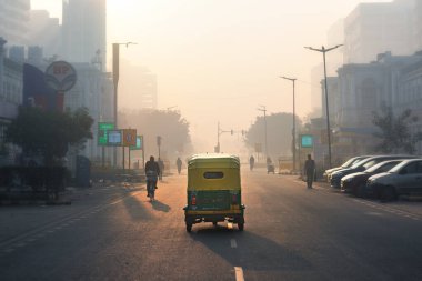 02 / 05 / 2020 Hindistan, Delhi, Hindistan 'ın sabah başkentindeki kirli hava yollardaki tribünlerle dolu.