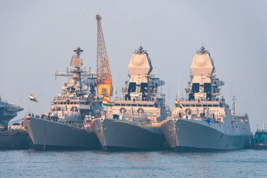 01 / 07 / 2020 Mumbai. Hindistan. Mumbai 'de demirlemiş üç Hint donanması savaş gemisi.