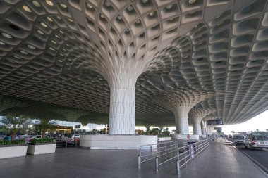 01 / 07 / 2020 Mumbai. Hindistan. Chhatrapati Shivaji Uluslararası Havalimanı Mumbai (MIAL) Terminal 2 (T2) 'nin güzel mimarisi. Hindistan 'ın en yoğun ikinci havaalanıdır.