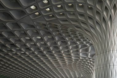Chhatrapati Shivaji Uluslararası Havalimanı Mumbai (MIAL) Terminal 2 'nin (T2) soyut mimarisi. Hindistan 'ın en yoğun ikinci havaalanıdır.