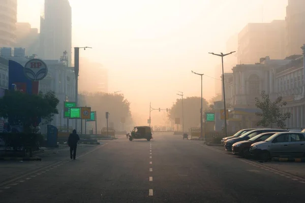 02 / 05 / 2020 Hindistan, Delhi, Hindistan 'ın sabah başkentindeki kirli hava yollardaki tribünlerle dolu.