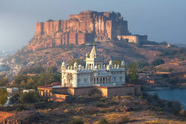 Hindistan, Jodhpur, Blue City 'nin günbatımında şehir manzarası ve Mehrangarh Kalesi. Önplanda Jaswant Thada' nın olduğu UNESCO Dünya Mirası Alanı..