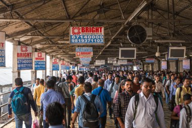 08 / 08 / 2020 Mumbai, Hindistan, Crowled Chhatrapati Shivaji Terminus. Mumbai Suburban Demiryolu olarak bilinen Super-Yoğun Çarpışma Yığını ve dünyanın en şiddetli kalabalığı