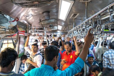 08 / 08 / 2020 Mumbai, Hindistan, Aşırı kalabalık Suburban Demiryolu vagonu. Mumbai Suburban Demiryolu olarak bilinen Super-Yoğun Çarpışma Yığını ve dünyanın en şiddetli kalabalığı