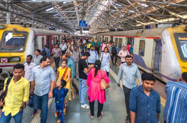 08 / 08 / 2020 Mumbai, Hindistan, Crowled Chhatrapati Shivaji Terminus. Mumbai Suburban Demiryolu olarak bilinen Super-Yoğun Çarpışma Yığını ve dünyanın en şiddetli kalabalığı