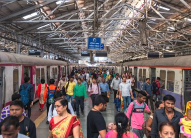 08 / 08 / 2020 Mumbai, Hindistan, Crowled Chhatrapati Shivaji Terminus. Mumbai Suburban Demiryolu olarak bilinen Super-Yoğun Çarpışma Yığını ve dünyanın en şiddetli kalabalığı