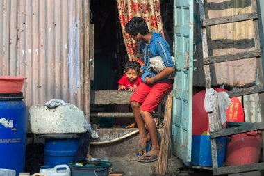 01 / 08 / 2020 Mumbai, Hindistan. Asya 'nın en büyük gecekondu mahallesi olan Dharavi' deki erkekler. Dharavi birçok salgın ve diğer felaketlerden muzdarip olmasına rağmen, covid-19 sakinlerini vuramadı.