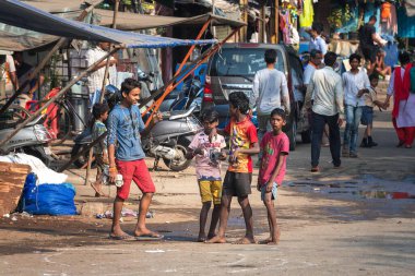 01 / 08 / 2020 Mumbai, Hindistan. Asya 'nın en büyük gecekondu mahallesi olan Dharavi' deki erkekler. Dharavi birçok salgın ve diğer felaketlerden muzdarip olmasına rağmen, covid-19 sakinlerini vuramadı.