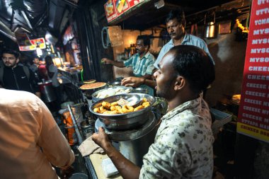 01 / 08 / 2020 Mumbai, Hindistan. Mumbai sokaklarında vejetaryen yemeklerinin parlak ve güzel kokulu yemekleri. Akşam işten sonra insanlar evde yemek pişirmektense fast food tercih ederler..