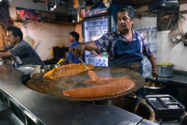 01 / 08 / 2020 Mumbai, Hindistan. Mumbai sokaklarında vejetaryen yemeklerinin parlak ve güzel kokulu yemekleri. Akşam işten sonra insanlar evde yemek pişirmektense fast food tercih ederler..