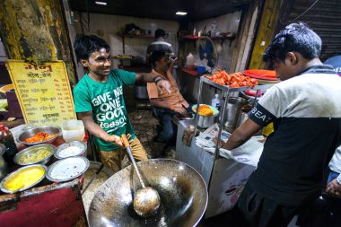 01 / 08 / 2020 Mumbai, Hindistan. Mumbai sokaklarında vejetaryen yemeklerinin parlak ve güzel kokulu yemekleri. Akşam işten sonra insanlar evde yemek pişirmektense fast food tercih ederler..