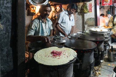 01 / 08 / 2020 Mumbai, Hindistan. Mumbai sokaklarında vejetaryen yemeklerinin parlak ve güzel kokulu yemekleri. Akşam işten sonra insanlar evde yemek pişirmektense fast food tercih ederler..