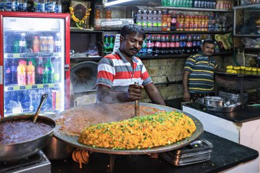 01 / 08 / 2020 Mumbai, Hindistan. Mumbai sokaklarında vejetaryen yemeklerinin parlak ve güzel kokulu yemekleri. Akşam işten sonra insanlar evde yemek pişirmektense fast food tercih ederler..