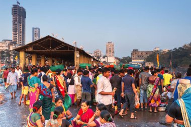 01 / 09 / 2020 Mumbai, Hindistan, Colaba 'daki Sassoon Rıhtımı' ndaki Mumbai 'nin en ünlü ve en büyük balık pazarında iş gününün başında tüccar ve nakliyecilerin koşuşturması. 2030 'a kadar yoksulluğun kökünü kurutuyor.