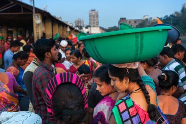 01 / 09 / 2020 Mumbai, Hindistan, tüccar ve kafasında balık olan bir kadın Mumbai 'nin en ünlü ve en büyük balık pazarında, Colaba' daki Sassoon Rıhtımında. 2030 'a kadar yoksulluğun kökünü kurutuyor.