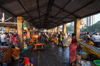 01 / 09 / 2020 Mumbai, Hindistan, Colaba 'daki Sassoon Rıhtımı' ndaki Mumbai 'nin en ünlü ve en büyük balık pazarında iş gününün başında tüccar ve nakliyecilerin koşuşturması. 2030 'a kadar yoksulluğun kökünü kurutuyor.