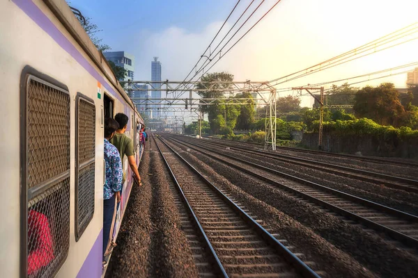 Mumbai Indien Grund Överbeläggning Människor Reser Öppna Dörrar Mumbai Suburban — Stockfoto