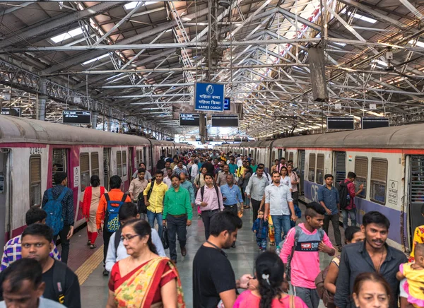2020年8月8日印度孟买 拥挤的Chhatrapati Shivaji终点站 孟买郊区铁路 Mumbai Suburban Railway 被称为超级高密度压裂负荷 Super Dense — 图库照片