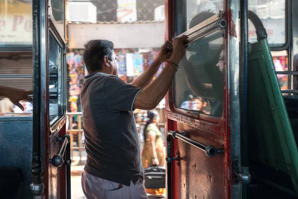 2020 Mumbai India Man Rides Mumbai Bus Jump Out — Stock Photo, Image