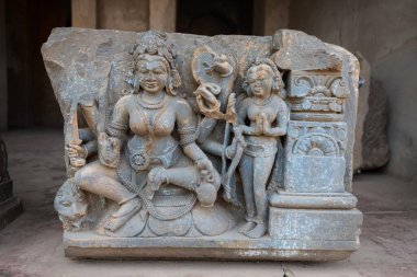 Hindistan, Rajasthan, Abhaneri 'deki Chand Baori Basamağı' nda antik Hindu zanaatkarlar tarafından taşa oyulmuş Tanrıça Durga 'nın kırık heykeli..