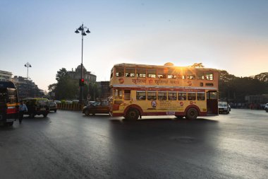 08 / 01 / 2020 Mumbai, Hindistan Eski kırmızı halka açık çift katlı en iyi otobüs Mumbai sokaklarında yuvarlanıyor