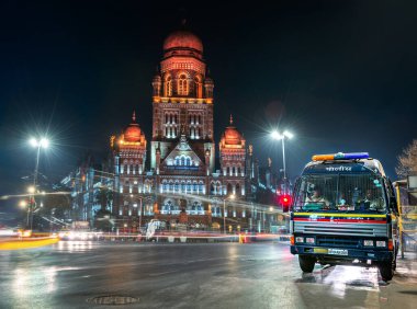 08 / 01 / 2020 Mumbai, Hindistan Büyük Mumbai Belediyesi Gece Görüşü Chhatrapati Shivaji Terminus yakınlarında kaldırımda bir polis arabasıyla