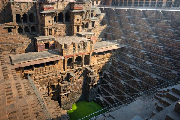 Hindistan, Rajasthan, Abhaneri 'deki ünlü ve en derin Chand Baori Basamağı' nın perspektif taş merdivenleri. Su seviyesine bir dizi basamak inerek suyun ulaştığı merdivenler.