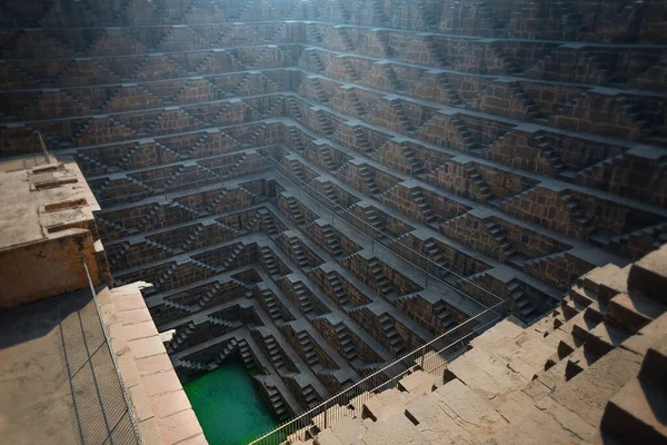 Hindistan, Rajasthan, Abhaneri 'deki ünlü ve en derin Chand Baori Basamağı' nın perspektif taş merdivenleri. Su seviyesine bir dizi basamak inerek suyun ulaştığı merdivenler.