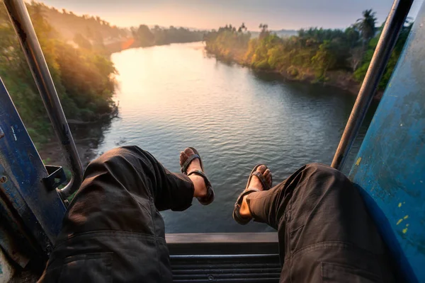 Fickó Szelfit Készít Természet Lábairól Egy Mozgó Indiai Vonatról Indiában — Stock Fotó