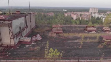 Pripyat, Ukrayna, hayalet şehrin çatısındaki SSCB işareti üzerinde hava manzarası. Sovyet arması Pripyat 'ta beton bir binada, insansız hava aracı 4k... mp4' ten görünüyor.