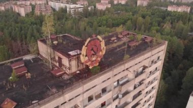 Pripyat, Ukrayna, hayalet şehrin çatısındaki SSCB işareti üzerinde hava manzarası. Sovyet arması Pripyat 'ta beton bir binada, insansız hava aracı 4k... mp4' ten görünüyor.