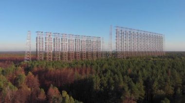 Çernobil sınırlama bölgesindeki Polissya ormanları arasında Çernobil 2 şehri yakınlarındaki DUGA Sovyet füze savunma radar istasyonunun hava görüntüsü. Rus ağaçkakan olarak da bilinir.