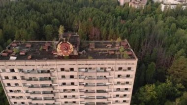 Çernobil sınırlama bölgesindeki Çernobil nükleer santrali yakınlarındaki Pripyat şehrinin çatısındaki SSCB işareti üzerinde hava manzarası. Ukrayna. Felaket üstüne hayalet şehir