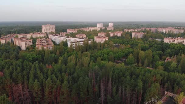 チェルノブイリ原子力発電所の近くのプリピャトのソ連の都市の空中ビューチェルノブイリの除外ゾーン ウクライナだ 災害後のゴーストシティ — ストック動画