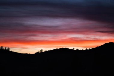 muhteşem günbatımı, son güneşli ışınları sadece tam geceden önce güzel oyun