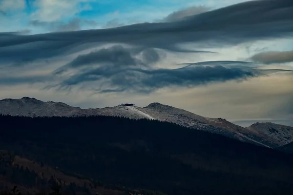 Windspiel Über Wolken Über Berg Chopok Wolkenverhangene Wolken Schaffen Schöne — Stockfoto