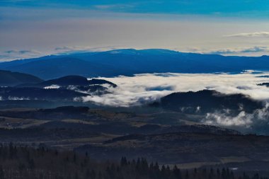Slovak kış doğasının güzelliği, basit ama işlevsel. İki renk yeterli, ama izlenim harika..