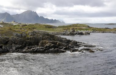Hill yeşil çim sahada ile göl ve dağların Norveç'te yaz yaz, görüntülemek için 