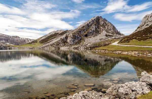 picos de europa dağlarda cangas de gölde ENOL gidebildiğimiz asturias 