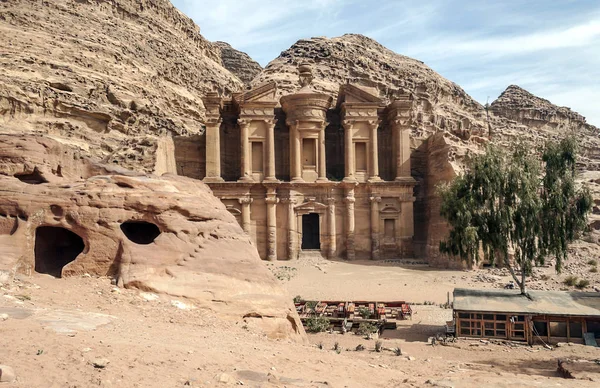 Petra, Jordan antik kentin güneşli bir manastırda. 