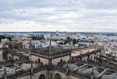 Mimari detay İspanyol şehir Sevilla, arka plan yelken şehir Seville, bulutlu bir günde Giralda Kulesi yanındaki Santa Maria Katedrali 