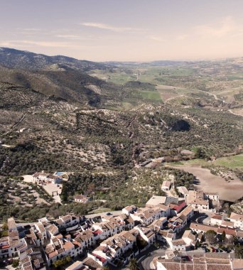 Ağaçlarda Zahara köyü de la sierra, İspanya çevrili büyük bir manzara. Bazı Beyaz Saray ve dağın içinde çatı görebilirsiniz. 